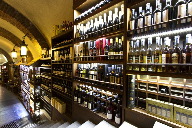 ecommerce-GAREOULT-min_world_street_travel_shop_canon_georgia_wine_bottles-429767
